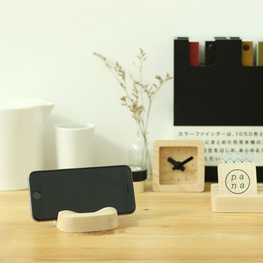 Sila - Smartphone Stand  (Maple)