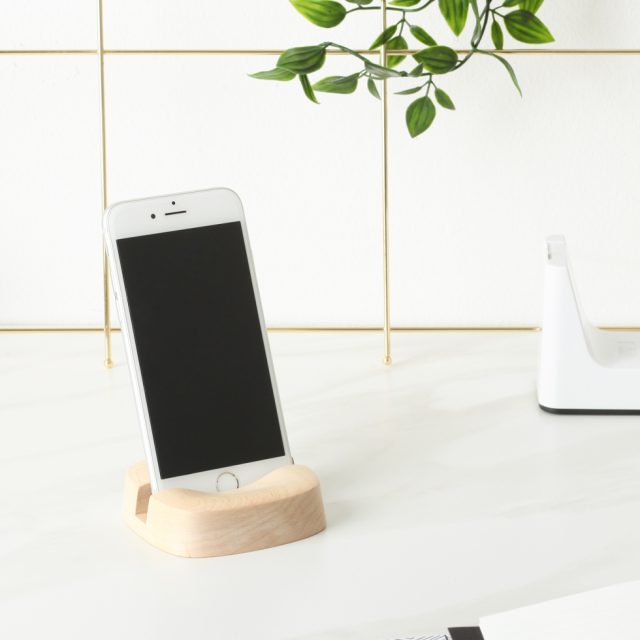 Sila - Smartphone Stand  (Maple)
